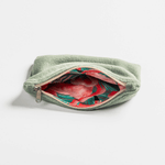 Fleece Zip Bag - Fresh Mint mit mintgrünem Fleece und pink-grünem Tropenfutter, gefertigt aus Upcycling-Stoffen, ideal für Kosmetik oder Kabel.