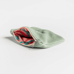 Fleece Zip Bag - Fresh Mint mit mintgrünem Fleece und flamingo-gemustertem Innenfutter, teils geöffnet auf der Seite liegend, zeigt handgefertigte Qualität.