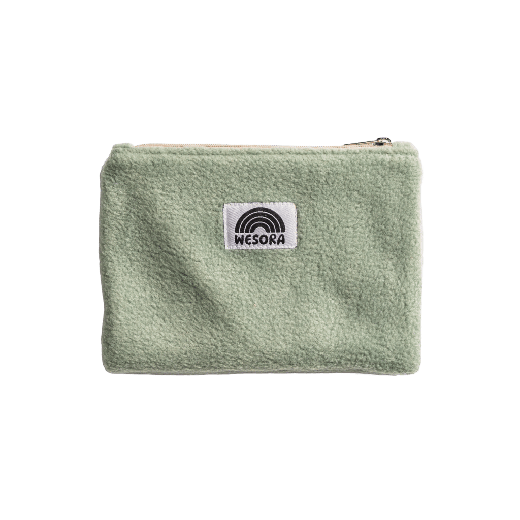 Fleece Zip Bag - Fresh Mint mit sherpa-artigem Fleece, Zipp-Verschluss, und WESORA-Patch, handgefertigt in Deutschland, ideal für Alltagsgegenstände.