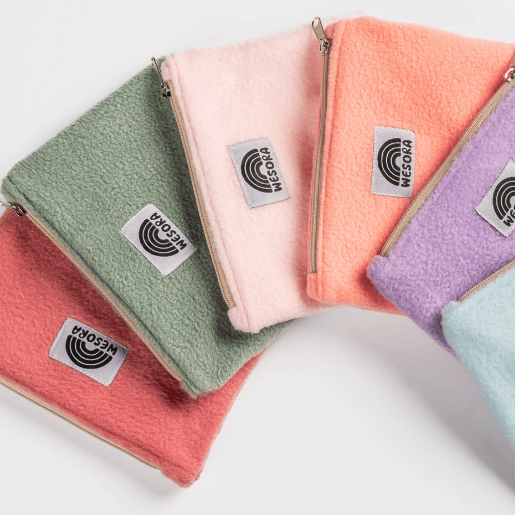 Fleece Zip Bag - Fresh Mint aus flauschigem Stoff, mit WESORA-Label und tanfarbenem Zipper, handgefertigt aus Stoffresten, ideal für kleine Utensilien.