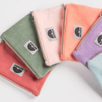 Fleece Zip Bag - Fresh Mint aus flauschigem Stoff, mit WESORA-Label und tanfarbenem Zipper, handgefertigt aus Stoffresten, ideal für kleine Utensilien.
