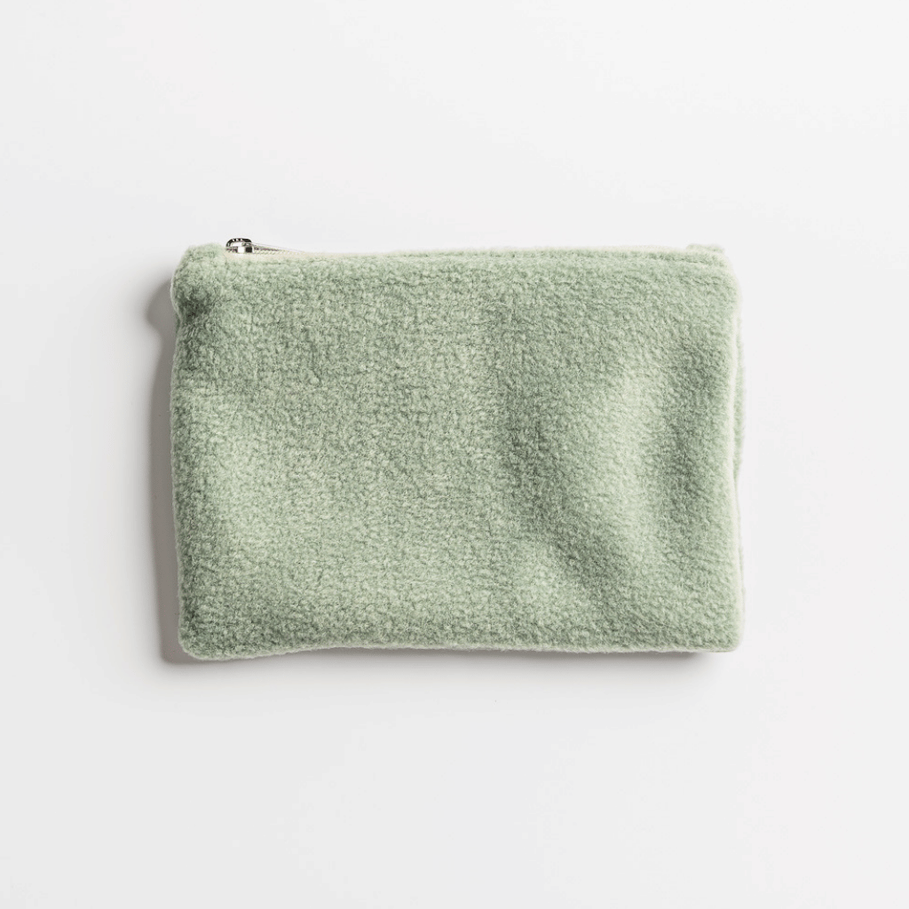 Fleece Zip Bag - Fresh Mint aus weichem Fleece-Stoff, mit silbernem Zipp-Verschluss, handgefertigt in Deutschland aus Reststoffen, ideal für Kosmetik oder Kabel.