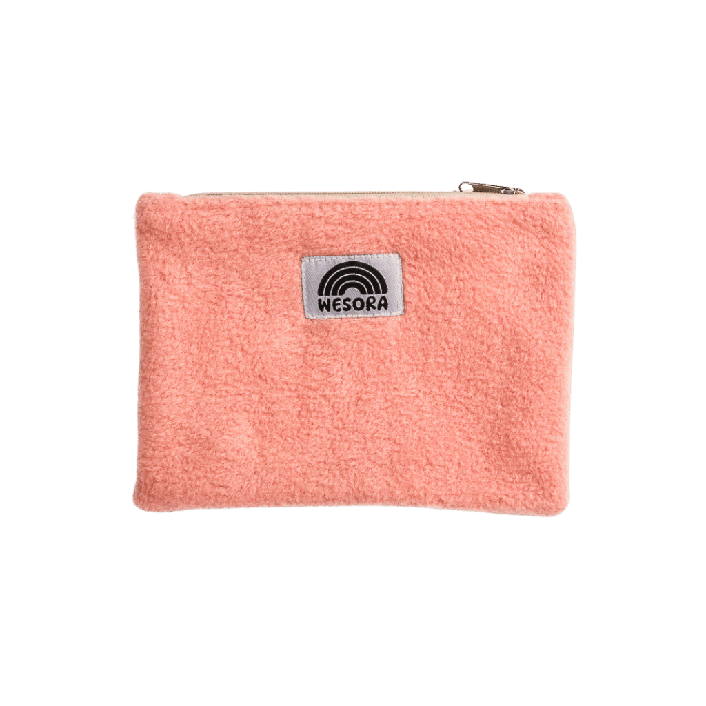 Fleece Zip Bag - Peachy Rose mit flauschigem Stoff, Metallschieber und WESORA-Label, ideal für Kosmetik und Kabel, handgefertigt in Deutschland.
