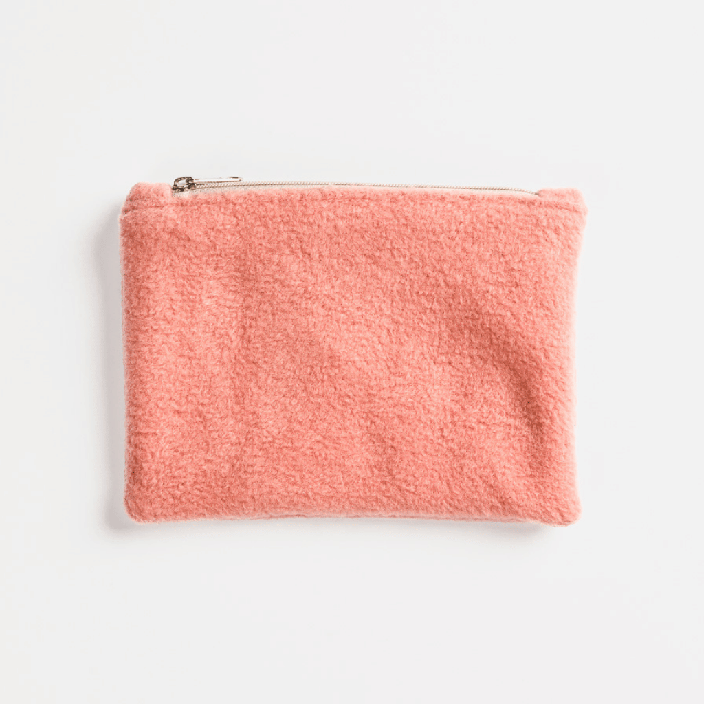 Fleece Zip Bag - Peachy Rose mit flauschigem Sherpa-Stoff und praktischem Zipp-Verschluss, ideal für unterwegs.