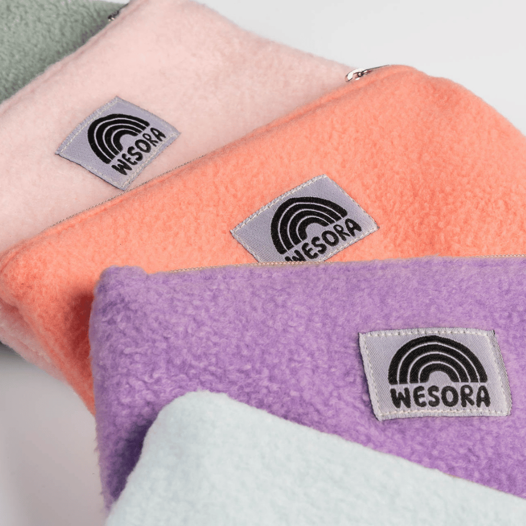 Fleece Zip Bag - Peachy Rose mit Regenbogen-Patch, handgefertigt aus weichem Fleece, praktisch und nachhaltig. Ideal für unterwegs, robust mit Zipp-Verschluss.