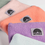 Fleece Zip Bag - Peachy Rose mit Regenbogen-Patch, handgefertigt aus weichem Fleece, praktisch und nachhaltig. Ideal für unterwegs, robust mit Zipp-Verschluss.