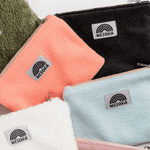 Fleece Zip Bag - All Black mit Regenbogen-Logo-Patch, aus recyceltem Fleece, handgefertigt in Deutschland, ideal für Kosmetik oder Kabel.