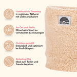 Sherpa Neckwarmer - Fluffy Beige aus weichem Fleece mit Label, handgefertigt in Deutschland, präsentiert mit vier Funktionshinweisen. Fotografiert als Nahaufnahme.