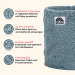 Sherpa Neckwarmer - Fluffy Blue mit regenbogenfarbenem Label „WESORA“, handgemacht in Deutschland, ideal für Outdoor-Aktivitäten, rutscht nicht und ist outdoor-getestet.