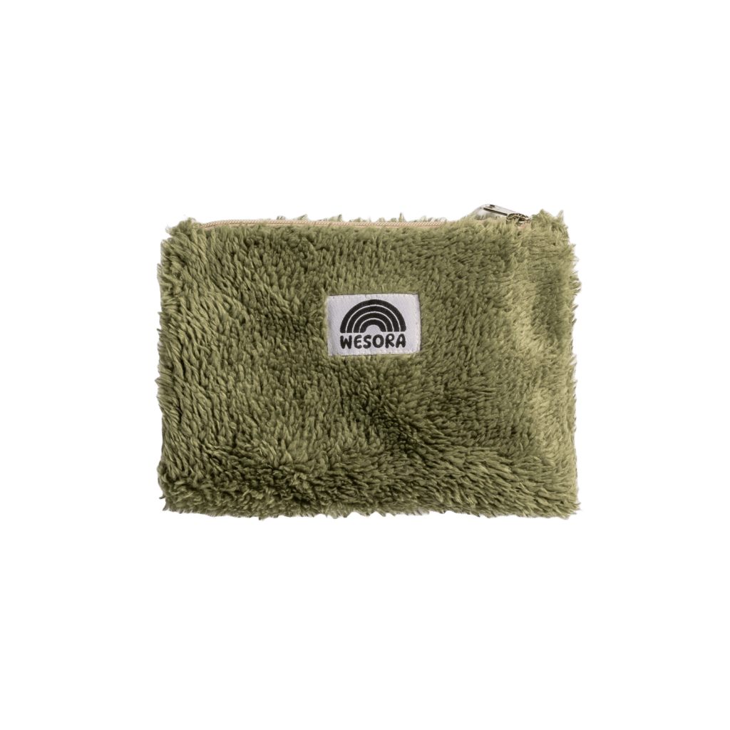 Fluffy Zip Bag - Dunkelgrün aus weichem, flauschigem Stoff mit WESORA-Logo, ideal für kleine Utensilien.