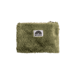 Fluffy Zip Bag - Dunkelgrün aus weichem, flauschigem Stoff mit WESORA-Logo, ideal für kleine Utensilien.