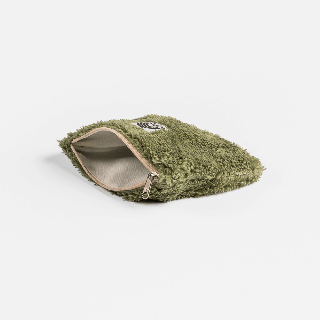 Fluffy Zip Bag - Dark Green mit flauschigem, dunkelgrünem Kunstfell und beigem Innenfutter, metallener Reißverschluss, Spiral-Patch, auf weißem Hintergrund, von WESORA.