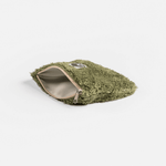 Fluffy Zip Bag - Dark Green mit flauschigem, dunkelgrünem Kunstfell und beigem Innenfutter, metallener Reißverschluss, Spiral-Patch, auf weißem Hintergrund, von WESORA.
