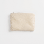 Fluffy Zip Bag - White aus cremefarbenem, plüschigem Material mit sichtbarem Reißverschluss, ideal für Make-up oder kleine Accessoires.
