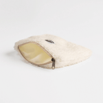 Fluffy Zip Bag - White aus cremefarbenem Teddy-Fleece mit hellbeigem Reißverschluss und goldfarbenem Zipper, zeigt hellgelbes Innenfutter, auf weißem Hintergrund fotografiert.