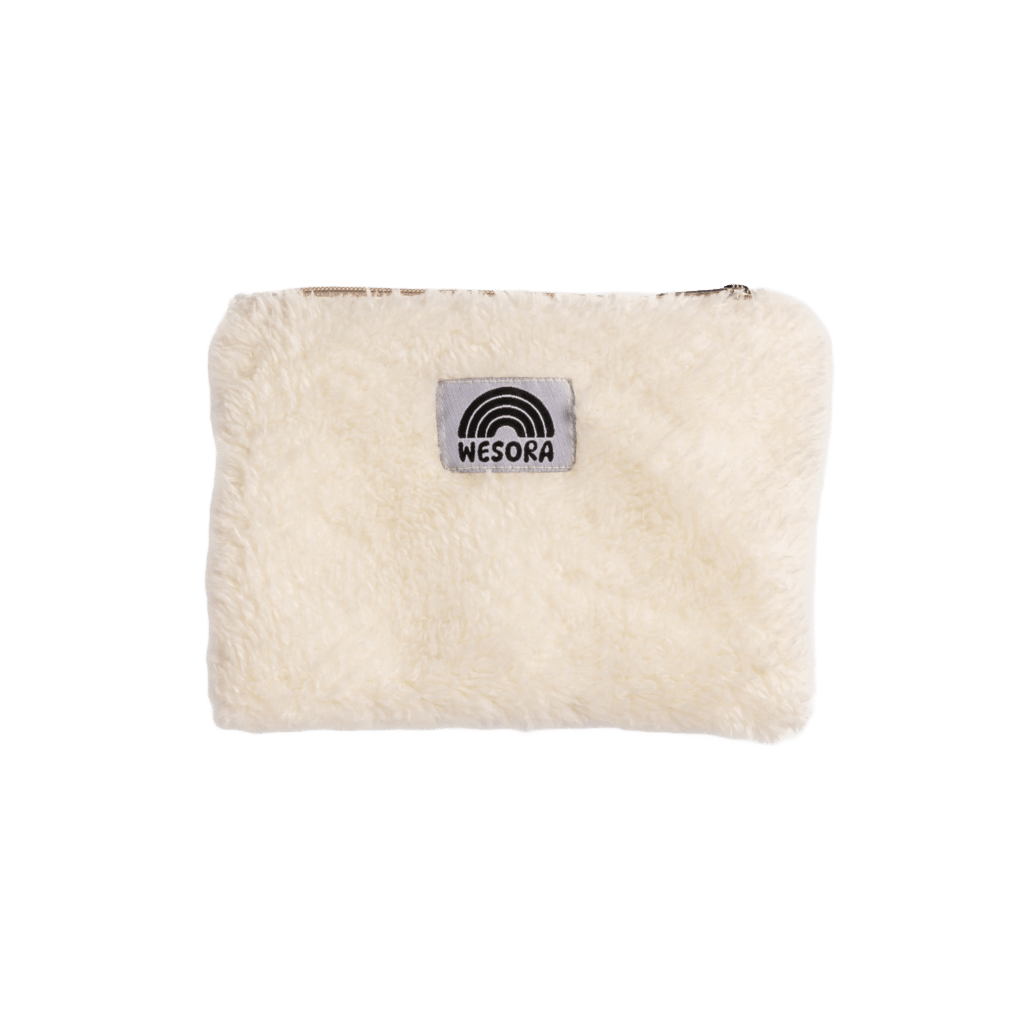 Fluffy Zip Bag - White: Rechteckige Reißverschlusstasche aus weichem Kunstfell mit Regenbogenmotiv und WESORA-Aufnäher, ideal als Kosmetik- oder Reiseetui.