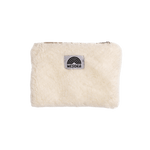 Fluffy Zip Bag - White: Rechteckige Reißverschlusstasche aus weichem Kunstfell mit Regenbogenmotiv und WESORA-Aufnäher, ideal als Kosmetik- oder Reiseetui.