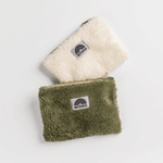 Fluffy Zip Bag - White aus sherpa-artigem Stoff mit Regenbogenlogo WESORA, liegend auf weißem Hintergrund. Perfekt für stilvolle, verantwortungsvolle Outdoor-Accessoires.