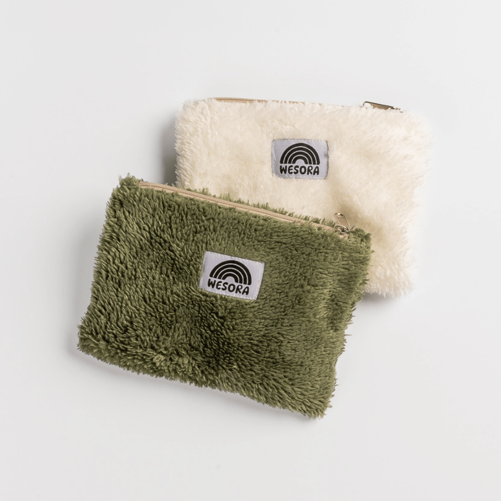 Fluffy Zip Bag - Dark Green aus weichem, flauschigem Stoff mit WESORA-Label und Regenbogen-Logo, ideal für Kosmetik oder Accessoires.