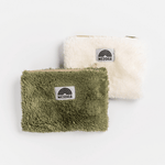 Fluffy Zip Bag - Dark Green mit einem Regenbogen-Logo-Patch, aus plüschigem Stoff, ideal für Kosmetika oder Accessoires, fotografiert in Nahaufnahme.