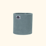 Fleece Neckwarmer - Dreamy Lilac Kid mit stilisiertem Regenbogen-Label, zylindrisch aus weichem, sherpa-ähnlichem Stoff, perfekt für winterliche Outdoor-Abenteuer.