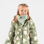 Fleece Neckwarmer - Dreamy Lilac Kid mit Herzmuster, getragen von einem lächelnden Mädchen, fotografiert vor neutralem Hintergrund, ideal für winterliche Abenteuer.