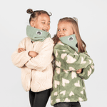 Fleece Neckwarmer - Dreamy Lilac Kid, getragen von zwei lächelnden Kindern in flauschigen Jacken, fotografiert vor einem schlichten Hintergrund, seitlich stehend.