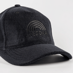 Frottee Cap - All Black mit Ton-in-Ton Regenbogenstickerei über WESORA, aus Frottee-Material, fotografiert in Nahaufnahme, zeigt minimalistisches Design und verstellbaren Klettverschluss.