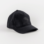 Frottee Cap - All Black mit Regenbogenmotiv und WESORA Stickerei, aus weichem Frottee, präsentiert auf weißem Hintergrund, zeigt minimalistisches Design.