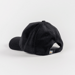 Frottee Cap - All Black mit rückseitigem Klettverschluss und Regenbogen-Tag, seitlich fotografiert, auf weißem Hintergrund.