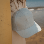 Cap aus Frottee für den Sommer mit einer einfarbigen Stickerei