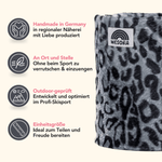 Printed Neckwarmer - Grey Leo Fur mit grauem Leopardenmuster, handgemacht in Deutschland, dargestellt mit Fokus auf Funktionalität und Komfort für Outdoor-Aktivitäten.