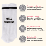 Socken Hello Sunshine mit schwarzem Streifen und Schriftzug, präsentiert mit Komfort-Features, ideal für sonnige Tage und als Geschenk.