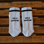 Weiße Socken von WESORA mit Slogan hello Sunshine