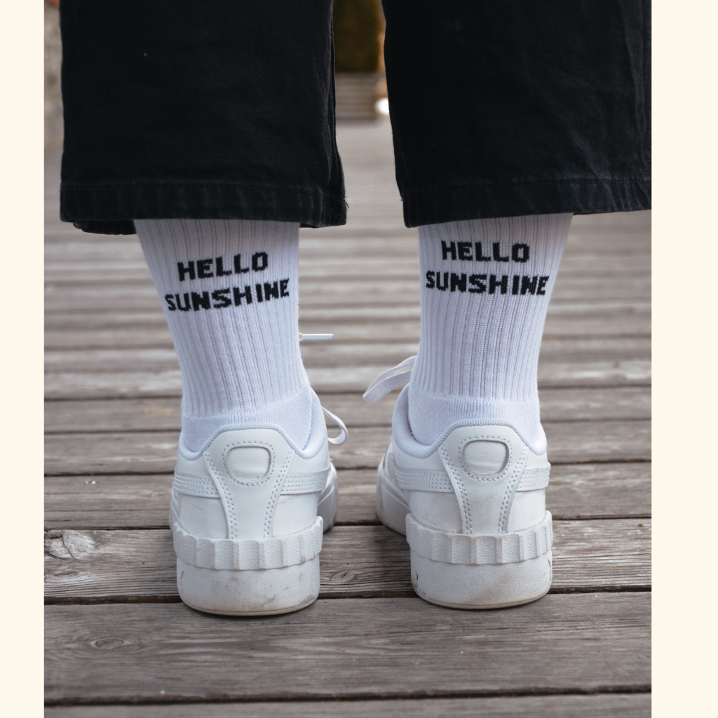 Socken aus Baumwolle mit positivem Slogan der Sonne in den Alltag bringt