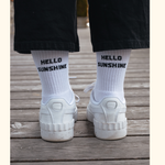 Socken aus Baumwolle mit positivem Slogan der Sonne in den Alltag bringt