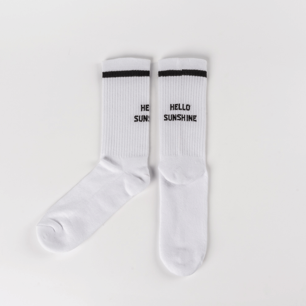 Socks - Hello Sunshine mit schwarzem Streifen und HELLO SUNSHINE-Stickerei, ideal für sonnige Tage, fotografiert in Nahaufnahme.