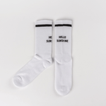 Socks - Hello Sunshine mit schwarzem Streifen und HELLO SUNSHINE-Stickerei, ideal für sonnige Tage, fotografiert in Nahaufnahme.