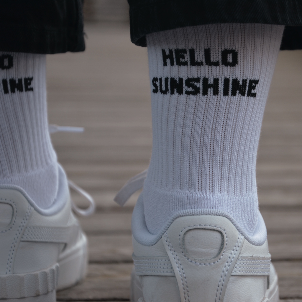 Tennissocken aus Baumwolle in der Farbe weiss mit positivem Slogan und verstärkter Ferse