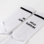 Socken - Hello Sunshine mit schwarzem Streifen und HELLO SUNSHINE-Schriftzug, ideal für strahlende Tage und Abenteuer mit WESORA.
