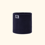 Fleece Neckwarmer - Midnight Blue Kid mit weißem Label und Regenbogenlogo, aus weichem, isolierendem Stoff, fotografiert in einer Nahaufnahme.