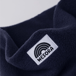 Fleece Neckwarmer - Midnight Blue Kid mit WESORR-Label, Nahaufnahme des tiefblauen, kuscheligen Stoffs.