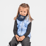 Fleece Neckwarmer -Midnight Blue Kid mit WESORA-Logo, getragen von einem lächelnden Mädchen, fotografiert in Nahaufnahme vor neutralem Hintergrund.