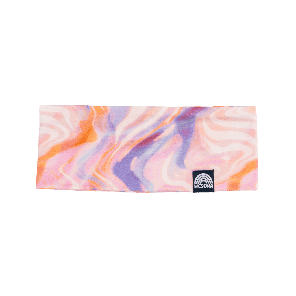 Stirnband - Melting Sunrise mit marmoriertem Muster und WESORA-Label, handgenäht in Deutschland, fotografiert aus der Nähe.