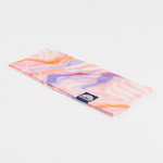 Stirnband - Melting Sunrise, handgenäht mit marmoriertem Muster, weichem, elastischem Stoff und schwarzem Wescora-Label, flach gefaltet gezeigt.