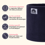 Fleece Neckwarmer - Midnight Blue, nahtlos, handgemacht in Deutschland, ideal für Sport und Outdoor, mit WESORA-Label, präsentiert im seitlichen Detailansicht.