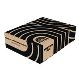 Mystery Box mit schwarzen Streifen auf Karton, enthält Neckwarmer, Socken und exklusive Beanie. Verpackung im WESORA-Design mit Logo und URL.