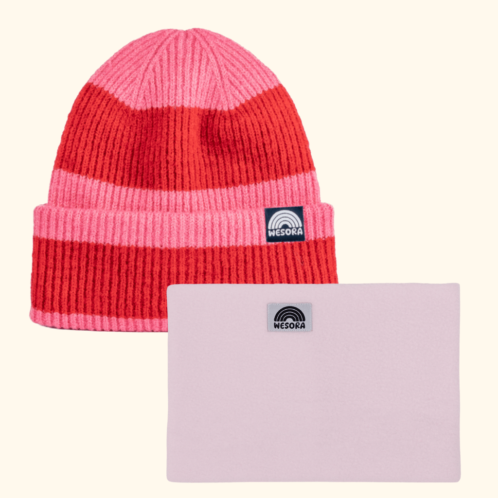 Neckwarmer & Beanie Bundle - Berry mit Streifenmuster und solidem Pink, WESORA-Label vorne, ideal für winterliche Abenteuer.