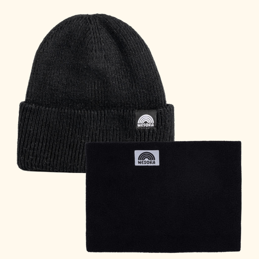 Neckwarmer & Beanie Bundle - Black mit WESORA-Logo, präsentiert als stilvolles, zeitloses Set für kühle Tage.