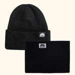 Neckwarmer & Beanie Bundle - Black mit WESORA-Logo, präsentiert als stilvolles, zeitloses Set für kühle Tage.